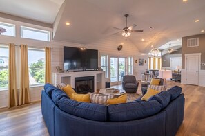 Smart TV, chimenea, reproductor de DVD, estéreo