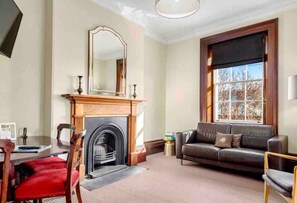 Smart TV, books, stereo - Cromwell Apartment - 3 Red Doors Battery Point (Battery Point)