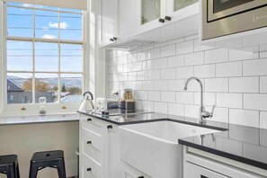 Fridge, microwave, oven, stovetop - Cromwell Apartment - 3 Red Doors Battery Point (Battery Point)