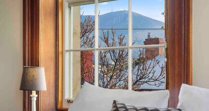 Cromwell Apartment - 3 Red Doors Battery Point