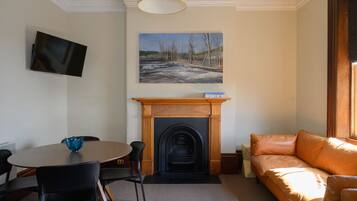 Smart TV, books, stereo