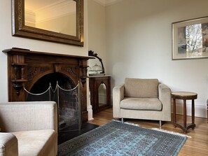 Een smart-tv, boeken en een stereo