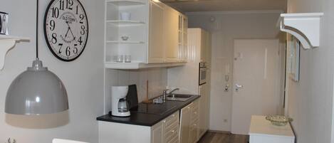 ثلاجة، ميكروويف، موقد طهي مسطح، غسالة أطباق