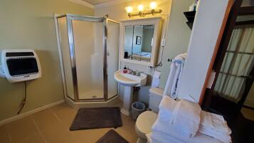 Basic Room, 1 Queen Bed, City View | Bathroom | Towels, soap, shampoo, toilet paper