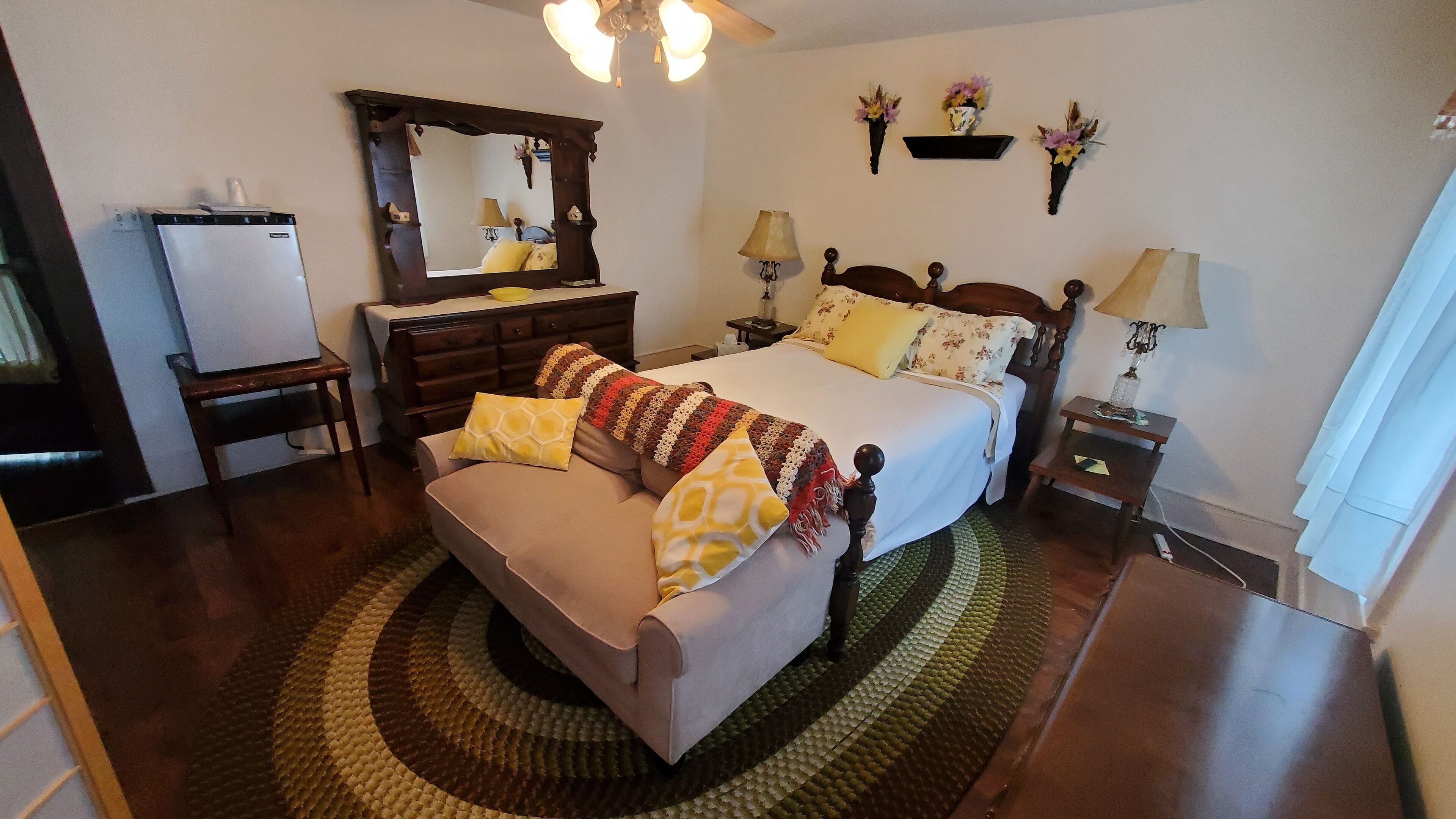 Basic Room, 1 Queen Bed, City View | Individually decorated, individually furnished, free WiFi, bed sheets