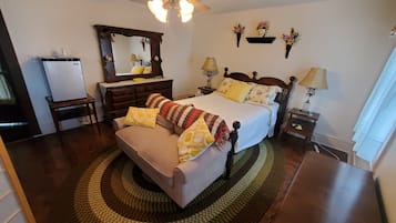 Basic Room, 1 Queen Bed, City View | Individually decorated, individually furnished, free WiFi, bed sheets