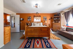 1 soverom, skrivebord, wi-fi (inkludert) og sengetøy