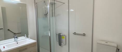 Doccia, asciugacapelli, sapone, shampoo