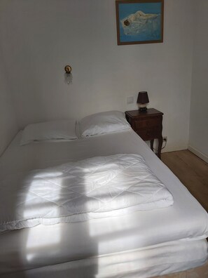 2 bedrooms, iron/ironing board, internet