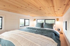 1 bedroom, bed sheets