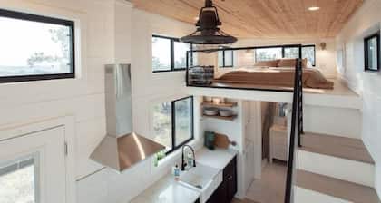 Charming Lookout Retreat – Perfect Tiny Home w/ Scenic Vistas
