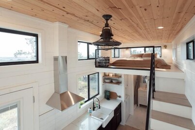 Charming Lookout Retreat – Perfect Tiny Home w/ Scenic Vistas