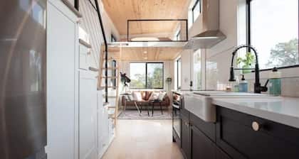 Charming Lookout Retreat – Perfect Tiny Home w/ Scenic Vistas