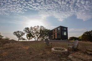 Property grounds - Peaceful Tiny Home on Hilltop with Gorgeous Sunsets & Scenic Views (Ranger)