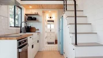 Fridge, oven, stovetop, coffee/tea maker