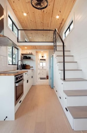 Fridge, oven, stovetop, coffee/tea maker