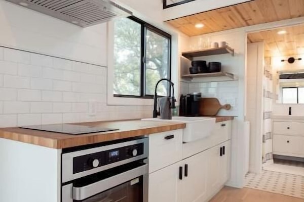 Frigorifero, forno, piano cottura, macchina per tè/caffè