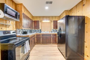 Fridge, microwave, oven, coffee/tea maker - Workers Haven - Pet Friendly- Patio - Fiber Wi-Fi - King Bed (Beaumont)