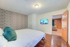 4 bedrooms, desk, iron/ironing board, free WiFi