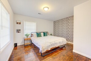 4 bedrooms, desk, iron/ironing board, free WiFi - Workers Haven - Pet Friendly- Patio - Fiber Wi-Fi - King Bed (Beaumont)