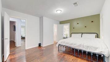 4 bedrooms, desk, iron/ironing board, free WiFi