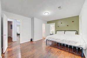 4 habitaciones, escritorio, tabla de planchar con plancha y wifi gratis 