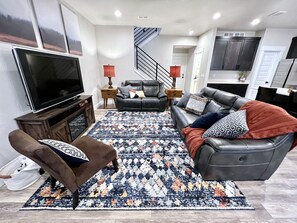 TV connectée, cheminée, livres, chaîne hi-fi