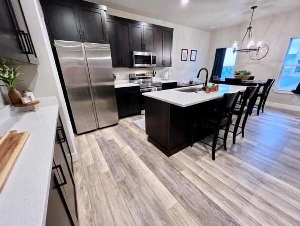 Een koelkast, een magnetron, een oven, een kookplaat