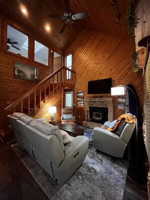 Smart TV, fireplace - Secluded GA Cabin on 3 acres, 10 minutes from Historic Downtown Newnan, GA (Newnan)