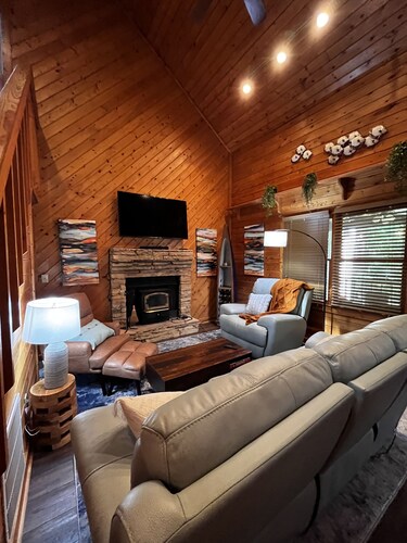 Secluded GA Cabin on 3 acres, 10 minutes from Historic Downtown Newnan, GA