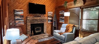 Secluded GA Cabin on 3 acres, 10 minutes from Historic Downtown Newnan, GA