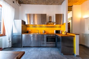 Fridge, microwave, oven, stovetop - Casa Bodoni - Two Bedroom Apartment, Sleeps 4 (Rome)