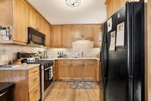 Een koelkast, een microgolfoven, een oven, een kookplaat