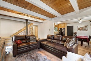 TV connectée, cheminée, livres
