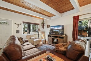 Smart TV, fireplace, books - Moose Haven- Family Favorite! Close to Ski Resorts (South Lake Tahoe)