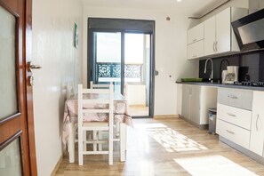 Een microgolfoven, een oven, een kookplaat, keukenpapier