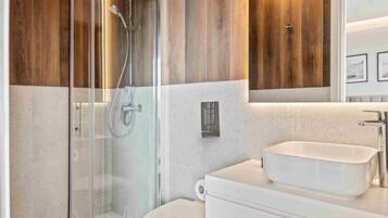 Luxury Studio | Bathroom