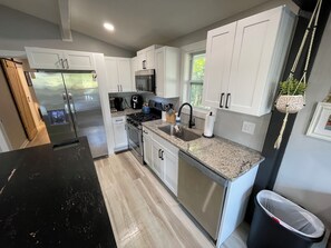 冷蔵庫、電子レンジ、オーブン、コンロ