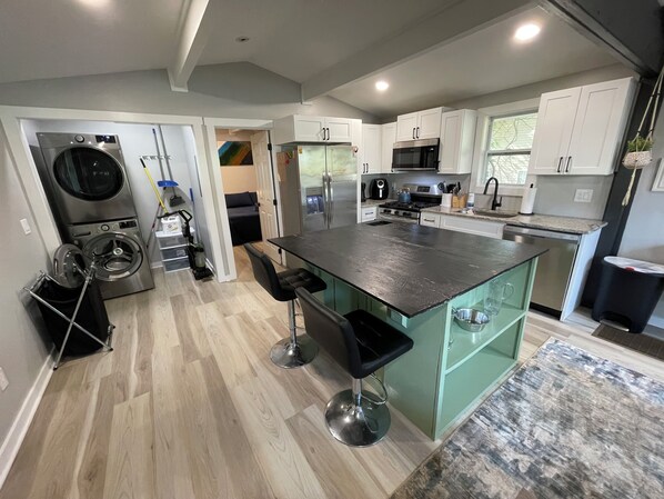 冷蔵庫、電子レンジ、オーブン、コンロ