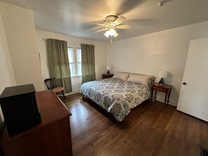 3 bedrooms, desk, iron/ironing board, free WiFi - Charming Home! Prime Location! Dog-Friendly! (Richmond)