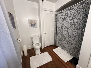 Hårføner, håndklær, såpe og sjampo