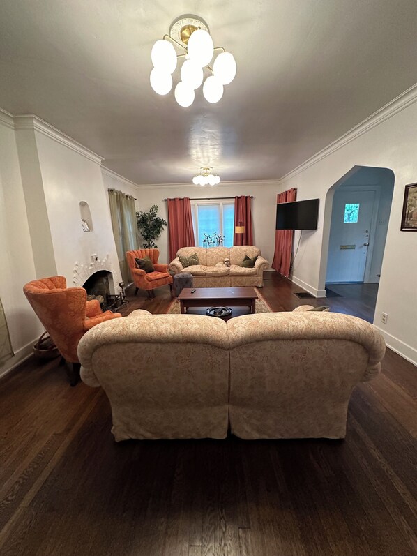 Smart TV, fireplace, books, printers - Charming Home! Prime Location! Dog-Friendly! (Richmond)