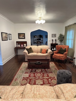 Smart TV, fireplace, books, printers - Charming Home! Prime Location! Dog-Friendly! (Richmond)