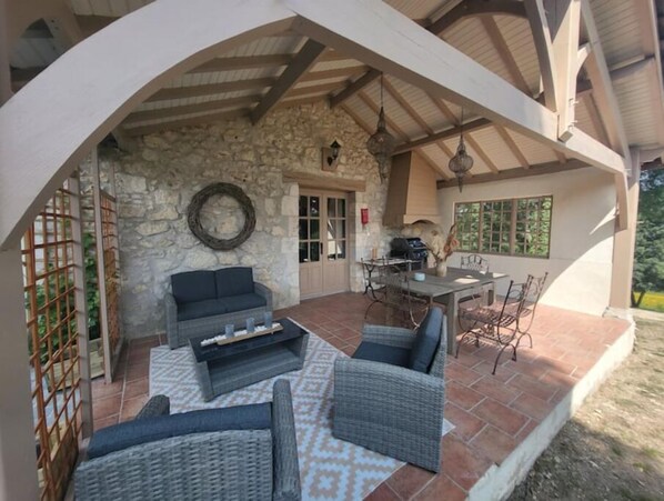 Outdoor dining - Gite " Le Cottage" (Engayrac)
