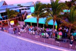 Outdoor dining - Spacious Vacation House
 (Venice)