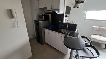 Suite | Eigene Kochnische | Kühlschrank, Mikrowelle, Wasserkocher mit Kaffee-/Teezubehör, Reiskocher