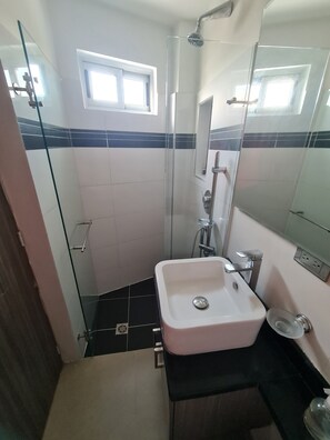 Suite | Bathroom | Rainfall showerhead, hair dryer, towels, soap - 506 Moderno Aparta-Suite en Versalles Tipo Loft - Cali Tower Suites & Lofts (Cali)