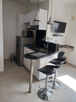 Suite | Cocineta privada | Refrigerador, microondas, cafetera y tetera y arrocera