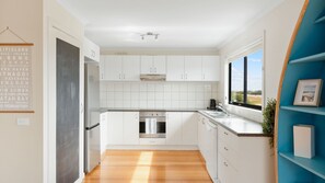 Kylskåp, mikrovågsugn, ugn och spishäll