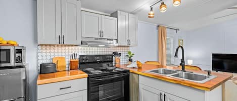 Réfrigérateur, four à micro-ondes, un four, surface de cuisson